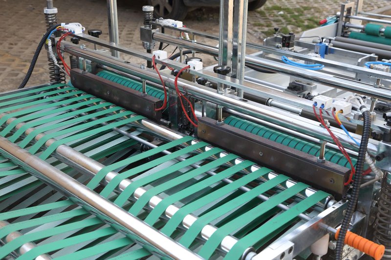 Integrated hot-seal and cut