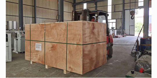 Wooden case packing by forklift